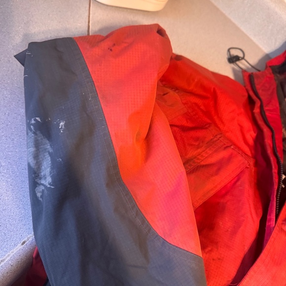 Experience warmth with Helly Hansen's vibrant red and charcoal jacket. Ideal for - Picture 3 of 12